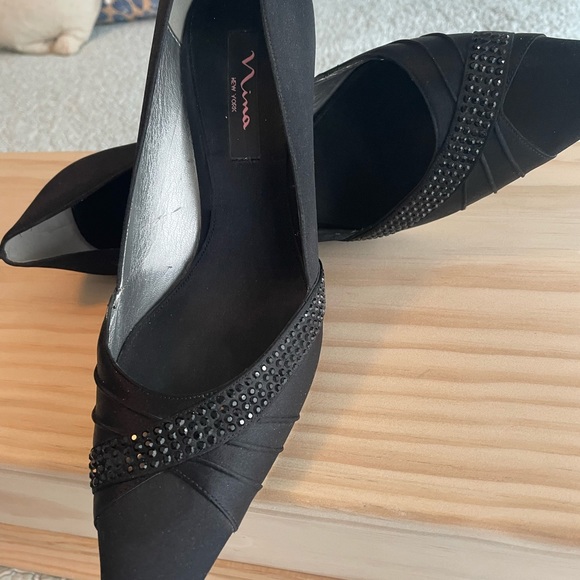 Black satin pumps with applicay - Picture 3 of 5